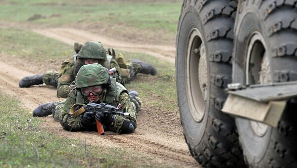 Российские военнослужащие во время учений на полигоне. Архивное фото Российские военнослужащие во время учений на полигоне. Архивное фото