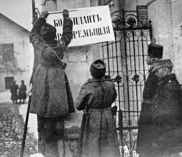 Русские солдаты вешают указатели после взятия Перемышля Русские солдаты вешают указатели после взятия Перемышля