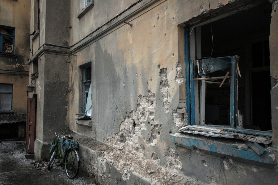 Многоквартирный жилой дом, пострадавший в результате обстрелов во время боевых действий в городе Дебальцево Многоквартирный жилой дом, пострадавший в результате обстрелов во время боевых действий в городе Дебальцево