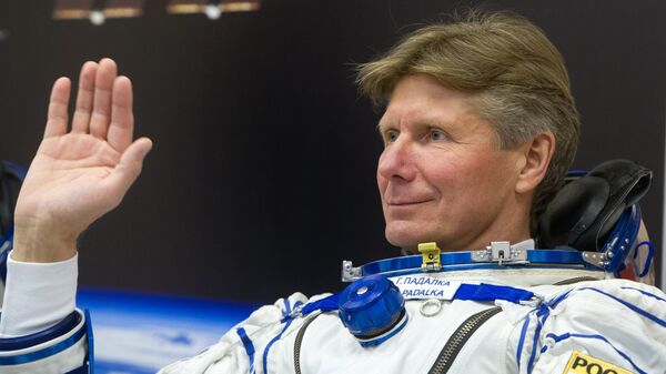 Космонавт Роскосмоса Геннадий Падалка перед стартом РКН Союз-ФГ с транспортным пилотируемым кораблем Союз ТМА-16М на космодроме Байконур Космонавт Роскосмоса Геннадий Падалка перед стартом РКН Союз-ФГ с транспортным пилотируемым кораблем Союз ТМА-16М на космодроме Байконур