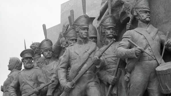 Скульптурная группа солдат и партизан у музея-панорамы «Бородинская битва» Скульптурная группа солдат и партизан у музея-панорамы «Бородинская битва»