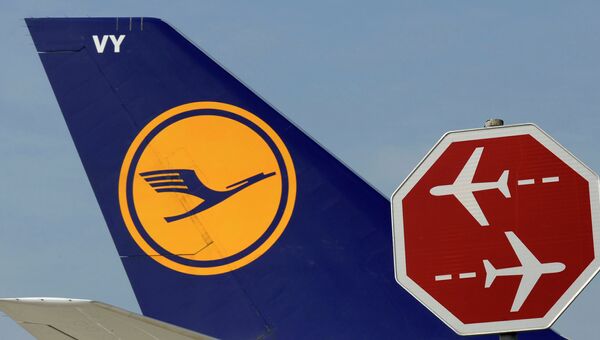 Логотип авиакомпании Lufthansa на корпусе самолета. Архивное фото Логотип авиакомпании Lufthansa на корпусе самолета. Архивное фото