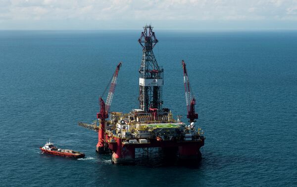 Нефтедобывающая платформа в Мексиканском заливе. Архивное фото Нефтедобывающая платформа в Мексиканском заливе. Архивное фото