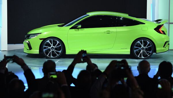 Демонстрация Honda Civic Concept на международном автосалоне в Нью-Йорке. Архивное фото Демонстрация Honda Civic Concept на международном автосалоне в Нью-Йорке. Архивное фото