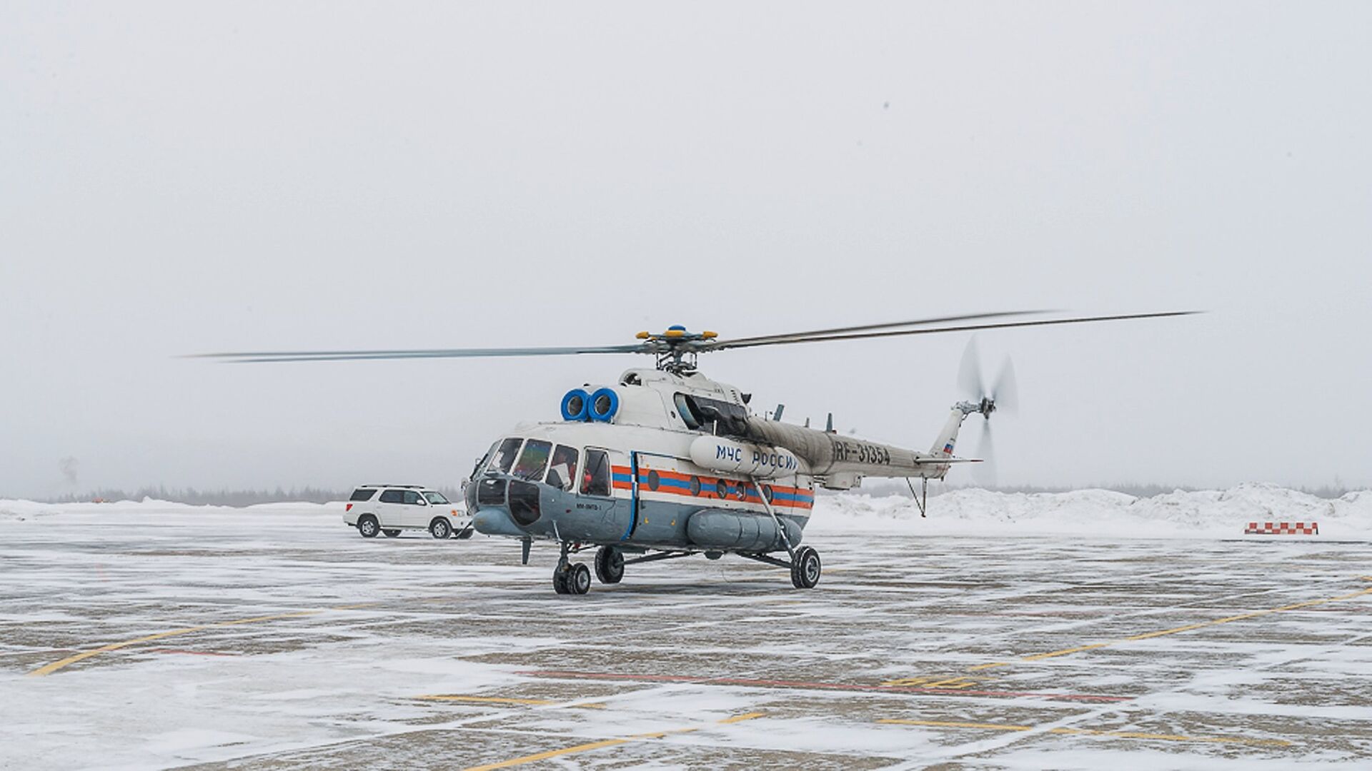 Вертолёт МИ-8 МЧС России в аэропорту Магадана Вертолёт МИ-8 МЧС России в аэропорту Магадана - РИА Новости, 1920, 03.03.2021