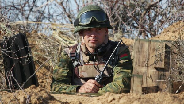 Белорусский военнослужащий во время учений. Архивное фото Белорусский военнослужащий во время учений. Архивное фото