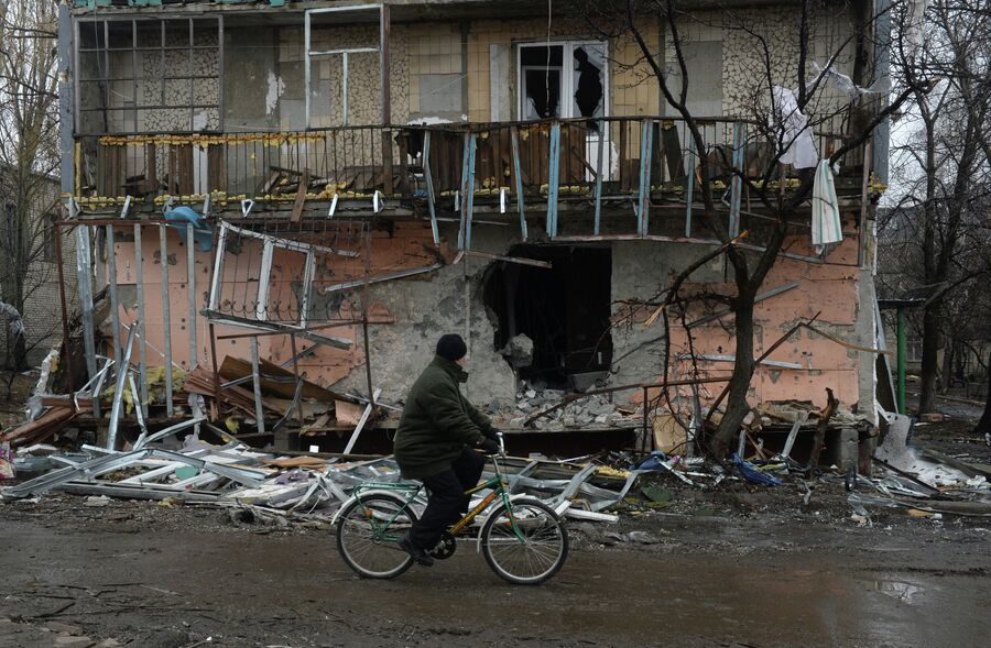 Житель города Дебальцево едет на велосипеде мимо разрушенного в результате обстрелов во время боевых действий жилого дома Житель города Дебальцево едет на велосипеде мимо разрушенного в результате обстрелов во время боевых действий жилого дома
