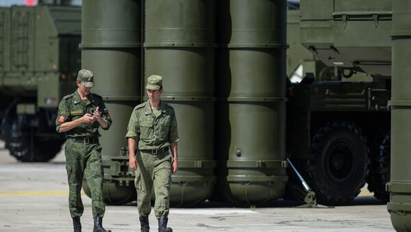 Военнослужащие у зенитно-ракетной системы Военнослужащие у зенитно-ракетной системы