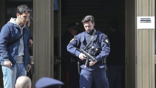 Полицейский возле Дворца юстиции в Милане, Италия Полицейский возле Дворца юстиции в Милане, Италия