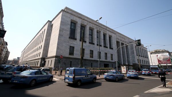 Полиция возле здания суда в Милане, Италия Полиция возле здания суда в Милане, Италия