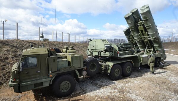 Зенитный ракетный комплекс Триумф С-400 во время несения боевого дежурства в Московской области. Архивное фото Зенитный ракетный комплекс Триумф С-400 во время несения боевого дежурства в Московской области. Архивное фото