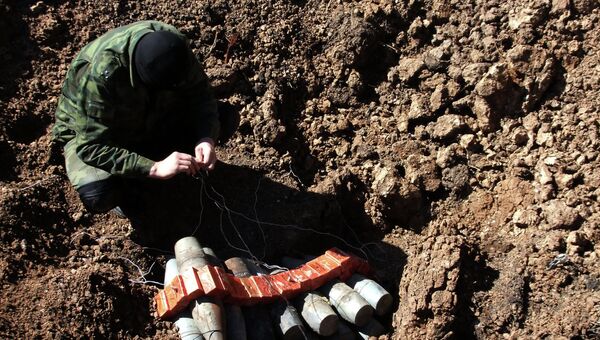 Обезвреживание неразорвавшихся боеприпасов на территории ДНР. Архивное фото Обезвреживание неразорвавшихся боеприпасов на территории ДНР. Архивное фото