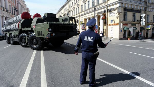 Зенитно-ракетный комплекс С-300 на улице Москвы. Архивное фото Зенитно-ракетный комплекс С-300 на улице Москвы. Архивное фото