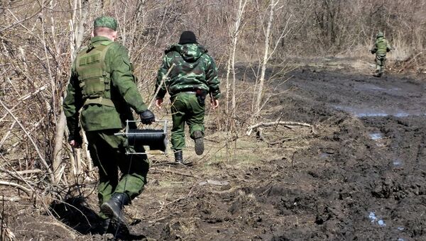 Обезвреживание неразорвавшихся боеприпасов на территории ДНР. Архивное фото Обезвреживание неразорвавшихся боеприпасов на территории ДНР. Архивное фото
