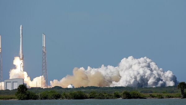 Старт ракеты SpaceX Falcon 9 с мыса Канаверал Старт ракеты SpaceX Falcon 9 с мыса Канаверал