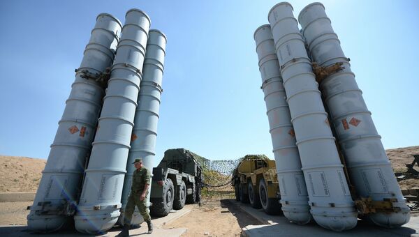 Военнослужащий возле зенитно-ракетн системы С-300ПС Военнослужащий возле зенитно-ракетн системы С-300ПС