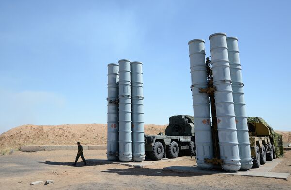 Военнослужащий у зенитно-ракетной системы С-300ПС Военнослужащий у зенитно-ракетной системы С-300ПС