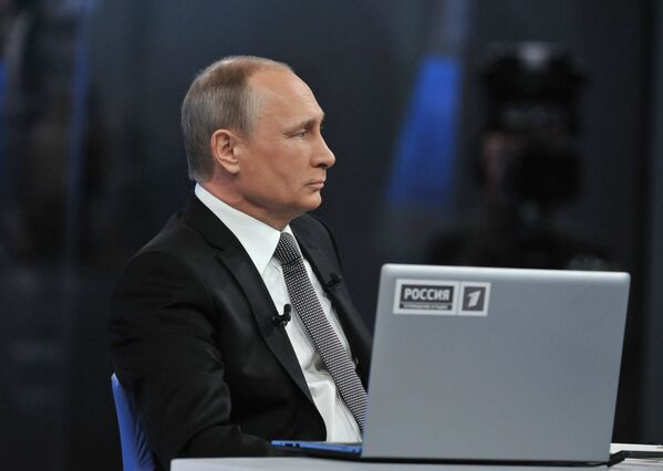 Президент России Владимир Путин в основной студии московского Гостиного двора во время прямого эфира ежегодной специальной программы Прямая линия с Владимиром Путиным Президент России Владимир Путин в основной студии московского Гостиного двора во время прямого эфира ежегодной специальной программы Прямая линия с Владимиром Путиным