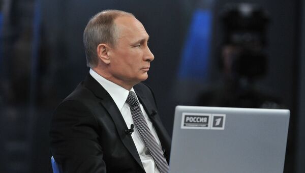 Президент России Владимир Путин в основной студии московского Гостиного двора во время прямого эфира ежегодной специальной программы Прямая линия с Владимиром Путиным Президент России Владимир Путин в основной студии московского Гостиного двора во время прямого эфира ежегодной специальной программы Прямая линия с Владимиром Путиным