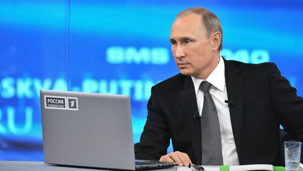 Президент России Владимир Путин отвечает на вопросы россиян в основной студии московского Гостиного двора во время ежегодной специальной программы Прямая линия с Владимиром Путиным Президент России Владимир Путин отвечает на вопросы россиян в основной студии московского Гостиного двора во время ежегодной специальной программы Прямая линия с Владимиром Путиным