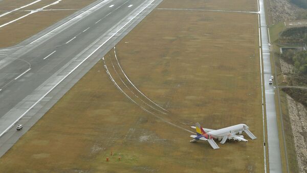 Самолет Asiana Airlines выехал за пределы взлетно-посадочной полосы после приземления в аэропорту Хиросимы, Япония Самолет Asiana Airlines выехал за пределы взлетно-посадочной полосы после приземления в аэропорту Хиросимы, Япония