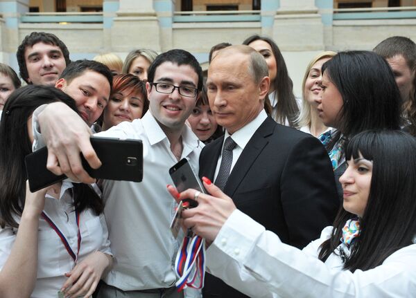 Президент России Владимир Путин с сотрудниками единого центра обработки сообщений Президент России Владимир Путин с сотрудниками единого центра обработки сообщений