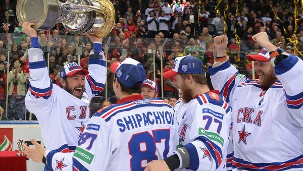 Игроки СКА Илья Ковальчук, Вадим Шипачёв и Антон Белов, ставшие обладателями Кубка Гагарина Континентальной хоккейной лиги сезона 2014-2015 Игроки СКА Илья Ковальчук, Вадим Шипачёв и Антон Белов, ставшие обладателями Кубка Гагарина Континентальной хоккейной лиги сезона 2014-2015