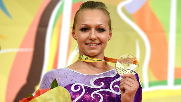 Российская гимнастка Дарья Спиридонова во время церемонии награждения на ЧЕ по гимнастике в Монпелье Российская гимнастка Дарья Спиридонова во время церемонии награждения на ЧЕ по гимнастике в Монпелье