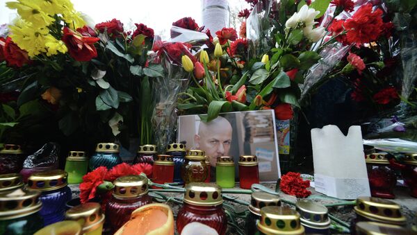 Цветы и свечи на месте гибели журналиста Олеся Бузины Цветы и свечи на месте гибели журналиста Олеся Бузины