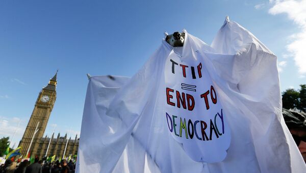 Акция протеста против соглашения о свободной торговле между США и ЕС в Лондоне. Архивное фото Акция протеста против соглашения о свободной торговле между США и ЕС в Лондоне. Архивное фото