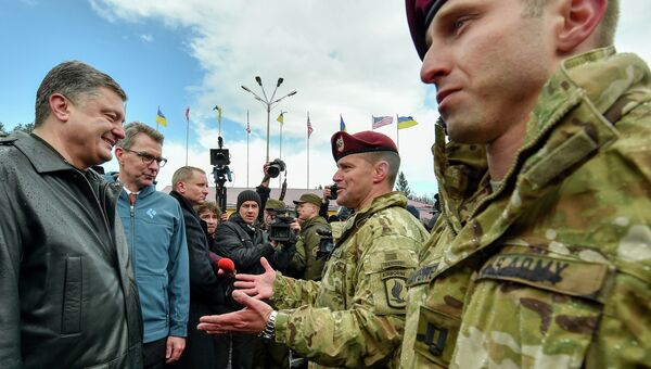 Президент Украины Петр Порошенко вместе с десантниками 173-й бригады армии США Президент Украины Петр Порошенко вместе с десантниками 173-й бригады армии США