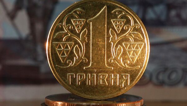 Денежные купюры и монеты России и Украины. Архивное фото Денежные купюры и монеты России и Украины. Архивное фото