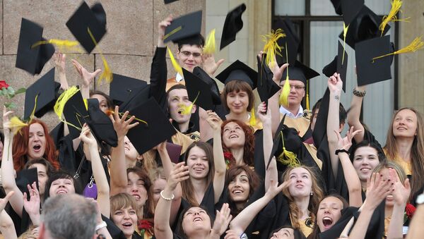 Выпускники университета после церемонии вручения дипломов Выпускники университета после церемонии вручения дипломов