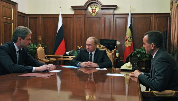Президент России Владимир Путин и губернатор Краснодарского края Александр Ткачев во время встречи в Кремле Президент России Владимир Путин и губернатор Краснодарского края Александр Ткачев во время встречи в Кремле