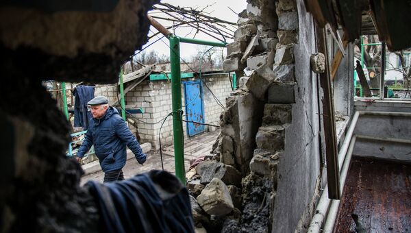 Мужчина рядом с разрушенным домом в селе Никишино Донецкой области Мужчина рядом с разрушенным домом в селе Никишино Донецкой области