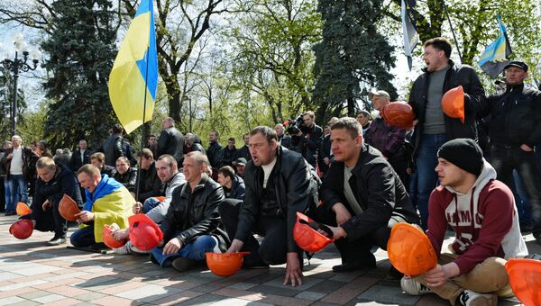 Участники акции протеста шахтеров у здания Верховной рады Украины в Киеве. 24 апреля 2015 Участники акции протеста шахтеров у здания Верховной рады Украины в Киеве. 24 апреля 2015