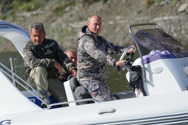 Владимир Путин и Сергей Шойгу в заповеднике Саяно-Шушенский Владимир Путин и Сергей Шойгу в заповеднике Саяно-Шушенский