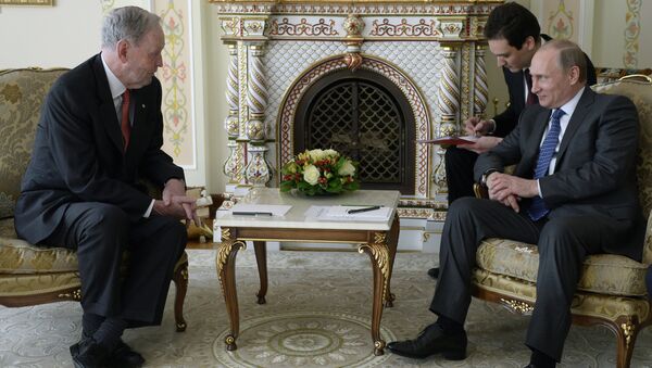 Президент России Владимир Путин и экс-премьер Канады Жан Кретьен во время встречи в резиденции Ново-Огарево. 30 апреля 2015 Президент России Владимир Путин и экс-премьер Канады Жан Кретьен во время встречи в резиденции Ново-Огарево. 30 апреля 2015