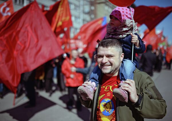 Участники первомайской демонстрации в Новосибирске Участники первомайской демонстрации в Новосибирске