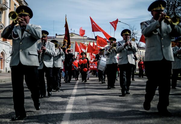 Музыканты духового оркестра во время первомайского шествия в Великом Новгороде Музыканты духового оркестра во время первомайского шествия в Великом Новгороде