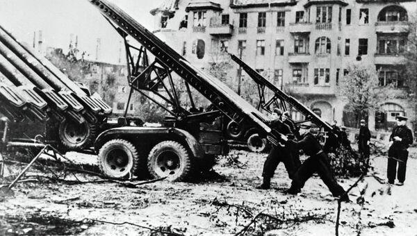 Советские военные во время боев на улицах Берлина. Архивное фото Советские военные во время боев на улицах Берлина. Архивное фото