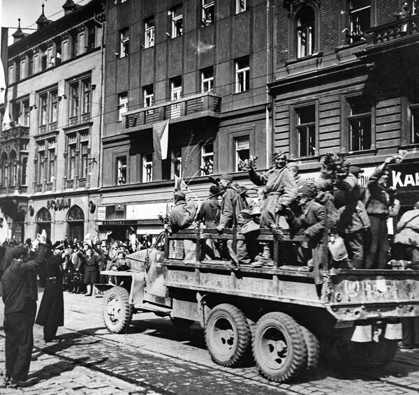 Советские войска в Праге в мае 1945 г. Советские войска в Праге в мае 1945 г.