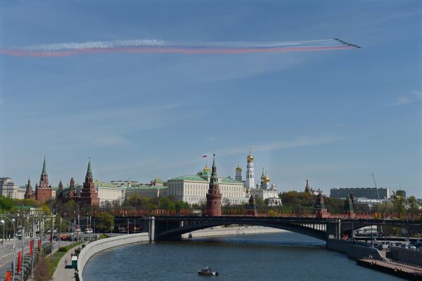 Штурмовики Су-25 во время генеральной репетиции военного парада Штурмовики Су-25 во время генеральной репетиции военного парада