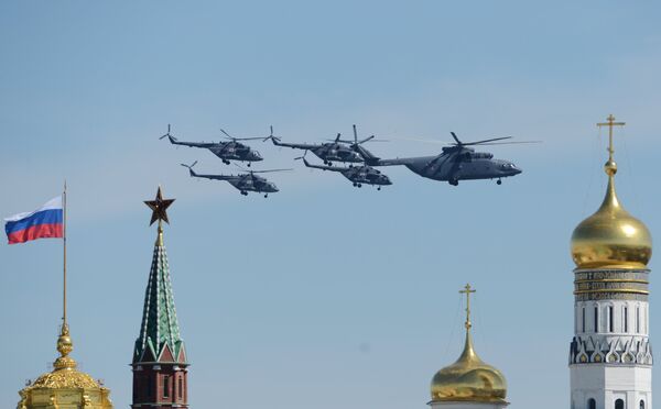 Тяжелый транспортный вертолёт Ми-26, многоцелевые вертолёты Ми-8 во время генеральной репетиции военного парада Тяжелый транспортный вертолёт Ми-26, многоцелевые вертолёты Ми-8 во время генеральной репетиции военного парада
