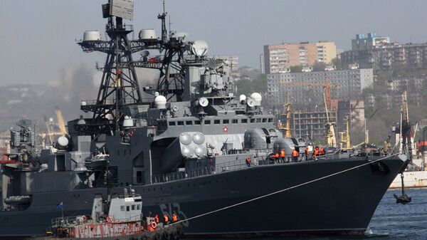 Большой противолодочный корабль (БПК) Маршал Шапошников во время постановки на бочки во Владивостоке Большой противолодочный корабль (БПК) Маршал Шапошников во время постановки на бочки во Владивостоке