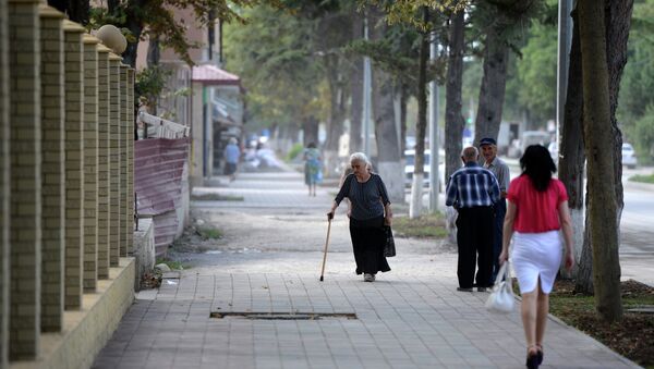 Местные жители на одной из улиц города Цхинвал. Архивное фото Местные жители на одной из улиц города Цхинвал. Архивное фото