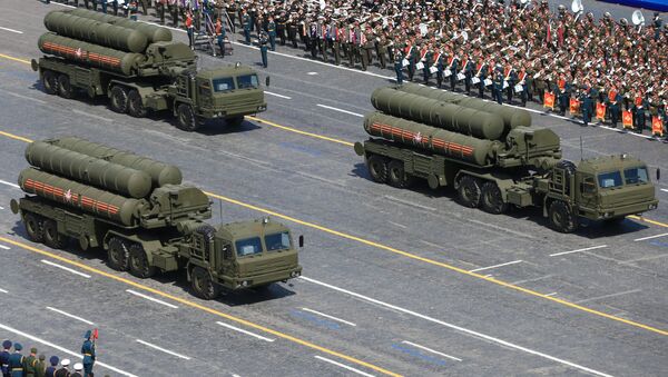 Зенитный ракетный комплекс С-400 Триумф во время военного парада в ознаменование 70-летия Победы в Великой Отечественной войне. Архивное фото Зенитный ракетный комплекс С-400 Триумф во время военного парада в ознаменование 70-летия Победы в Великой Отечественной войне. Архивное фото