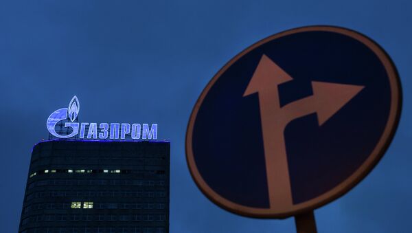 Логотип компании Газпром на административном здании в Москве Логотип компании Газпром на административном здании в Москве
