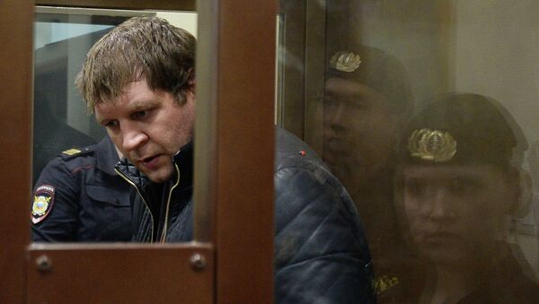 Известный боец смешанных единоборств Александр Емельяненко в Симоновсоком суде Москвы. Архивное фото Известный боец смешанных единоборств Александр Емельяненко в Симоновсоком суде Москвы. Архивное фото
