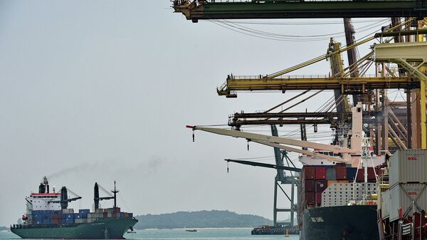 Корабль в порту Сингапура Корабль в порту Сингапура